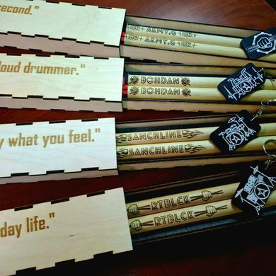 Подарунковий футляр для барабанних паличок StarSticks з принтом — стильна упаковка для справжнього барабанщика