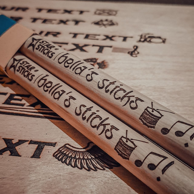 Geschenk f&uuml;r Schlagzeuger | Personalisierte Drumsticks mit Gravur, Hornbeam ✅