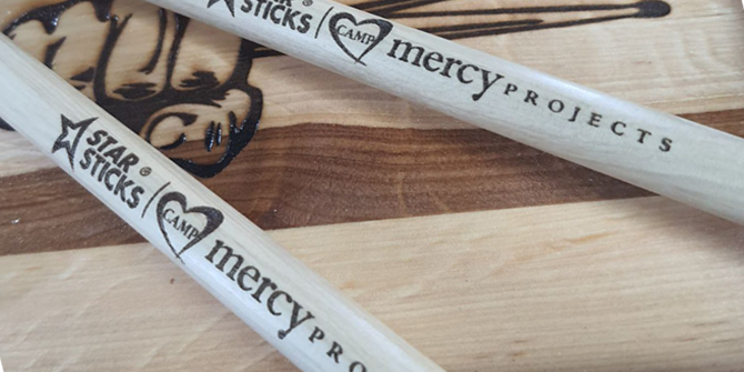 Geschenk f&uuml;r Schlagzeuger | Personalisierte Drumsticks mit Gravur, Hornbeam ✅